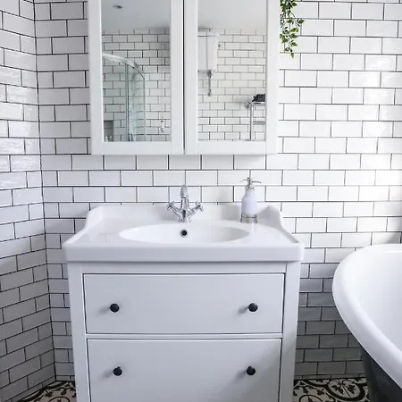 Luxury 2 Bed 5 Mins From Next To Waterfall *