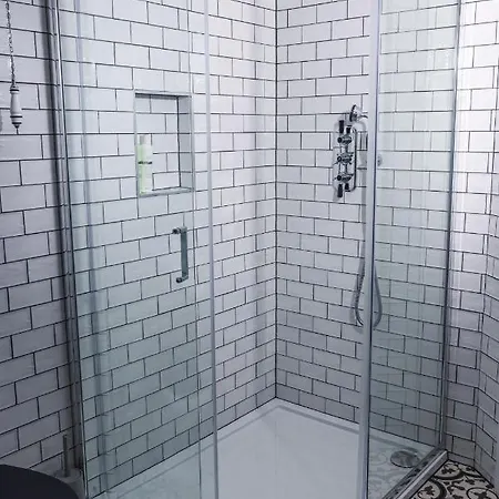 Luxury 2 Bed 5 Mins From Next To Waterfall *