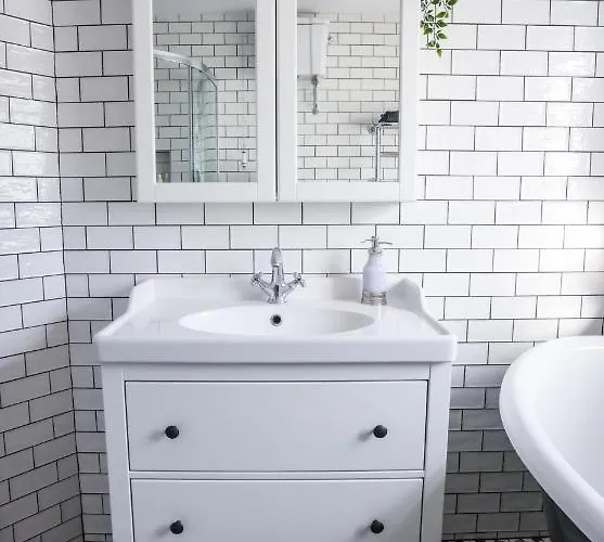 Luxury 2 Bed 5 Mins From Next To Waterfall *